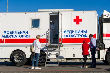 Крым. Мобильная амбулатория центра медицины катастроф на въезде в Севастополь.