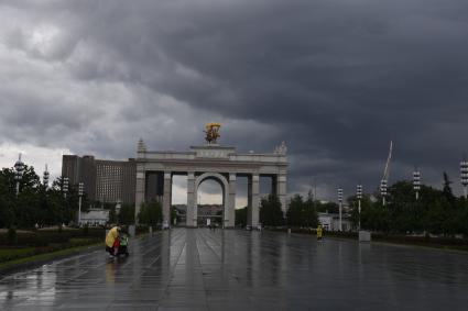 Москва.  Прохожие у центрального входа на ВДНХ.