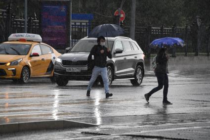 Москва.  Прохожие под дождем.