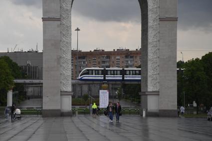 Москва.  Прохожие у центрального входа на ВДНХ.