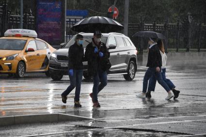 Москва.  Мужчина и женщина под дождем.