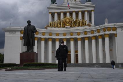 Москва.  Сотрудники полиции у Центрального павильона на ВДНХ.