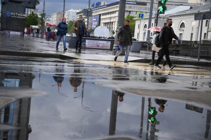 Москва.  Прохожие у метро Парк Культуры.