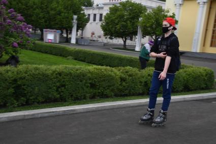 Москва.  Посетители гуляют на ВДНХ.