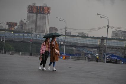 Москва.  Девушки под зонтом.