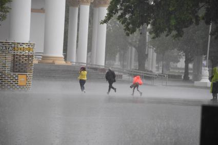 Москва.  Прохожие под дождем.