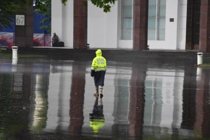 Москва.  Сотрудник службы охраны  `Легион Альфа` на ВДНХ.