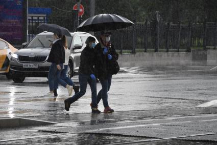 Москва.  Мужчина и женщина под дождем.