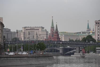 Москва.  Вид на Кремль и Патриарший мост.