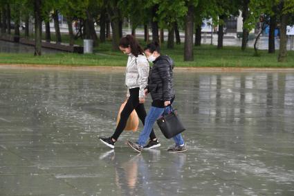 Москва.  Мужчина и женщина под дождем.