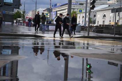 Москва.  Прохожие у метро Парк Культуры.