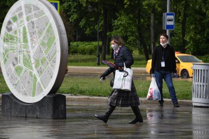 Москва.  Женщина в медицинской маске.