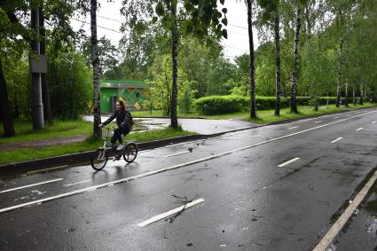 Москва.  Девушка на велосипеде в парке  `Сокольники`.