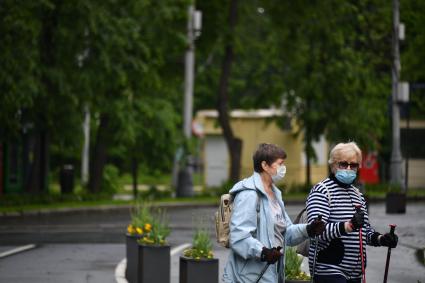 Москва.  Женщины пенсионного возраста гуляют  в парке  `Сокольники`.