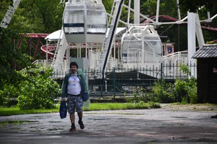 Москва.  Посетители в парке  `Сокольники`.