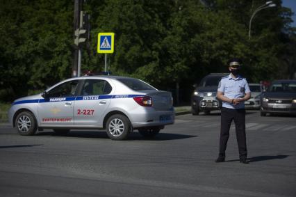 Екатеринбург. Сотрудник полиции в защитной маске,  во время репетиции парада Победы. Из-за эпидемии новой коронавирусной инфекции COVID-19 дата проведения парада Победы указом президента была перенесена на 24 июня 2020г