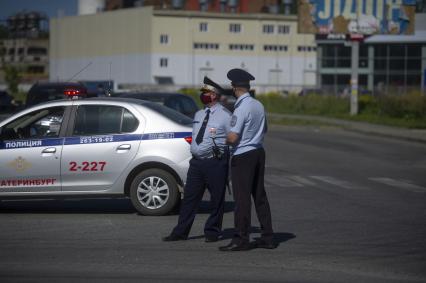 Екатеринбург. Сотрудник полиции в защитной маске,  во время репетиции парада Победы. Из-за эпидемии новой коронавирусной инфекции COVID-19 дата проведения парада Победы указом президента была перенесена на 24 июня 2020г