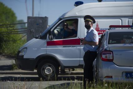 Екатеринбург. Сотрудник полиции в защитной маске,  во время репетиции парада Победы. Из-за эпидемии новой коронавирусной инфекции COVID-19 дата проведения парада Победы указом президента была перенесена на 24 июня 2020г