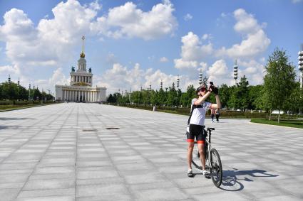 Москва. Велосипедист на ВДНХ  после ослабления карантина в условиях эпидемии коронавируса.