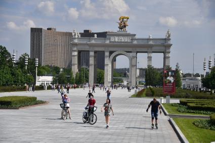 Москва.  Люди гуляют на ВДНХ  после ослабления карантина в условиях эпидемии коронавируса.