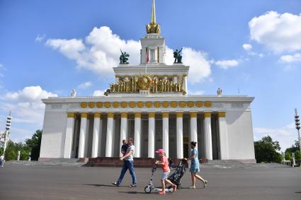 Москва.  Люди гуляют на ВДНХ  после ослабления карантина в условиях эпидемии коронавируса.