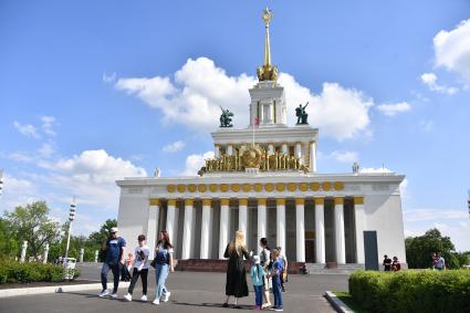 Москва.  Люди гуляют на ВДНХ  после ослабления карантина в условиях эпидемии коронавируса.