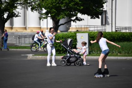 Москва.  Люди гуляют на ВДНХ  после ослабления карантина в условиях эпидемии коронавируса.