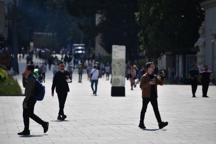 Москва.  Люди гуляют на ВДНХ  после ослабления карантина в условиях эпидемии коронавируса.