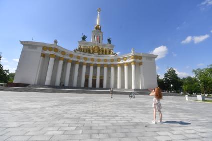 Москва. Люди гуляют на ВДНХ после ослабления карантина в условиях эпидемии коронавируса.