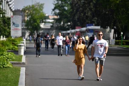 Москва.  Люди гуляют на ВДНХ  после ослабления карантина в условиях эпидемии коронавируса.