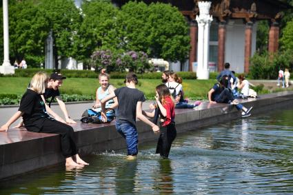 Москва. Люди отдыхают у фонтана `Дружба народов` на ВДНХ  после ослабления карантина в условиях эпидемии коронавируса.