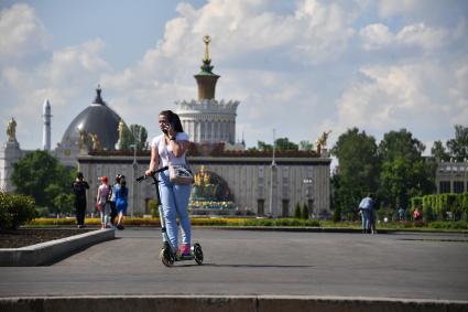 Москва.  Люди гуляют на ВДНХ  после ослабления карантина в условиях эпидемии коронавируса.