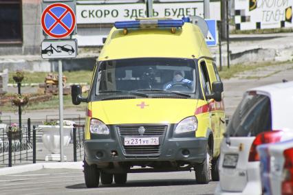 Барнаул. Реанимационный автомобиль на одной из улиц города.