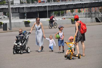 Москва.  Женщины с детьми на Пушкинской набережной Парка Горького.