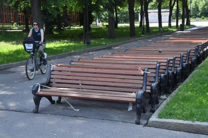 Москва. Женщина катается в парке на велосипеде.