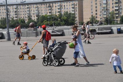 Москва.  Женщины с детьми на Пушкинской набережной Парка Горького.