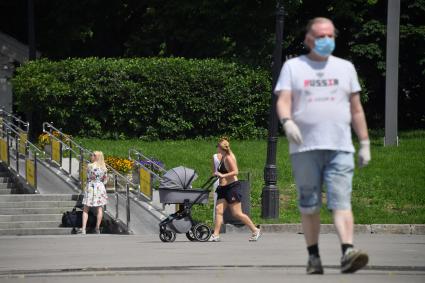 Москва. Мужчина в медицинской маске  в Парке Горького.