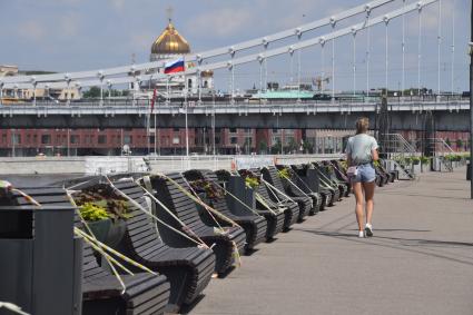 Москва.  Девушка на Пушкинской набережной Парка Горького.