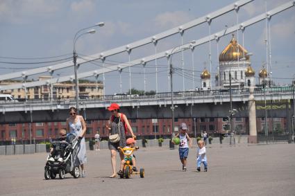 Москва.  Женщины с детьми на Пушкинской набережной Парка Горького.