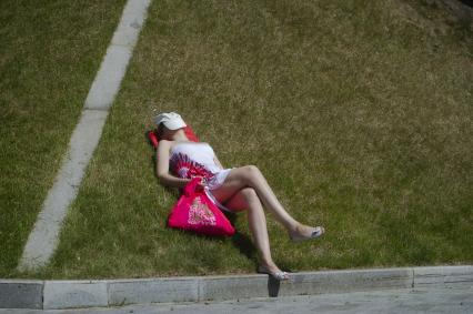Екатеринбург. Девушка отдыхает на газоне во время ослабления режима самоизоляции, введеного для нераспространения новой коронавирусной инфекции COVID-19