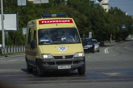 Екатеринбург. Бригада скорой медицинской помощи в защитных костюмах, во время ослабления режима самоизоляции, введеного для нераспространения новой коронавирусной инфекции COVID-19