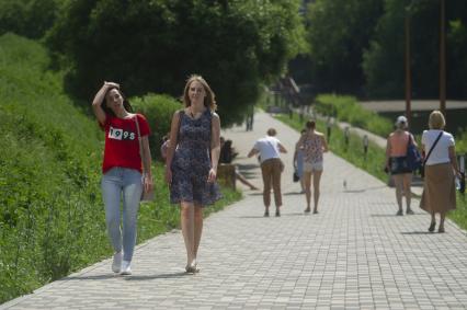 Екатеринбург. Девушки гуляют по набережной во время ослабления режима самоизоляции, введеного для нераспространения новой коронавирусной инфекции COVID-19