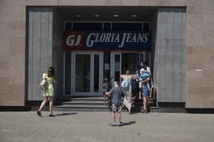 Екатеринбург. Горожане у входа в магазин одежды \'Gloria Jeans\', во время ослабления режима самоизоляции, введеного для нераспространения новой коронавирусной инфекции COVID-19