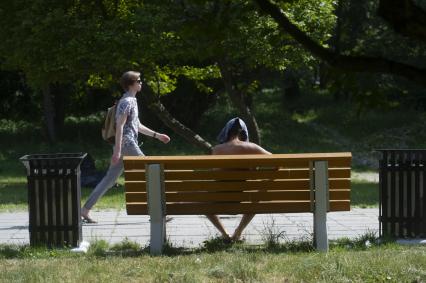 Екатеринбург. Мужчина загарает на скамейке в парке, во время ослабления режима самоизоляции, введеного для нераспространения новой коронавирусной инфекции COVID-19