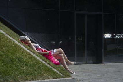 Екатеринбург. Девушка отдыхает на газоне во время ослабления режима самоизоляции, введеного для нераспространения новой коронавирусной инфекции COVID-19