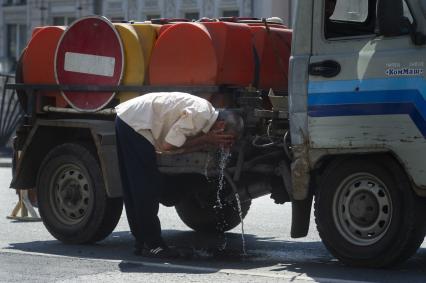 Екатеринбург. Водитель поливочной машины умывается во время жары