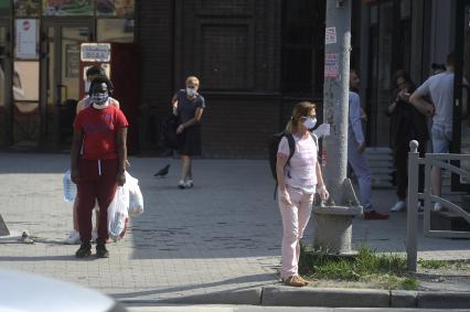 Екатеринбург. Горожане в защитных масках, во время ослабления режима самоизоляции, введеного для нераспространения новой коронавирусной инфекции COVID-19