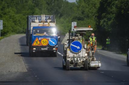 Екатеринбург. Нанесение дорожной разметки на отремонтированной дороге