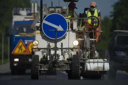 Екатеринбург. Нанесение дорожной разметки на отремонтированной дороге