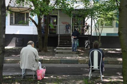 Москва. Мужчины стоят в очереди в парикмахерскую.